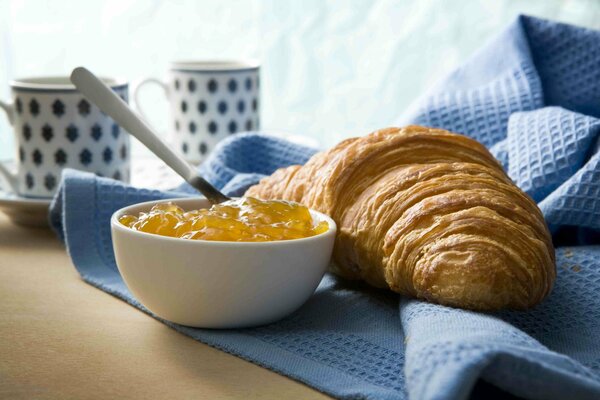 Frühstück mit Croissant und süßem Schaschlik auf dem Teller