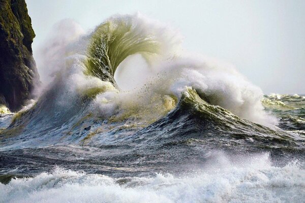 Tempesta sul mare nelle rocce