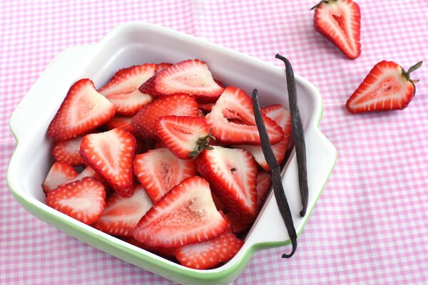 Plato con fresas rojas en rodajas