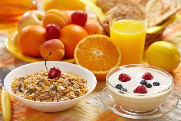 Cereales con bayas y frutas para el Desayuno