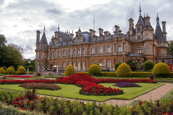 English palace with a beautiful park