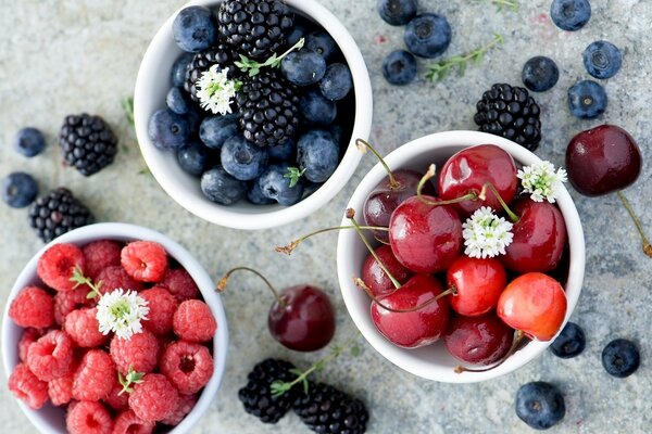 Baies d été-mûres, myrtilles, framboises, cerises