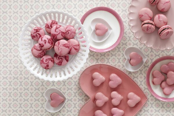 Biscuits sucrés de couleur rose en forme de coeur