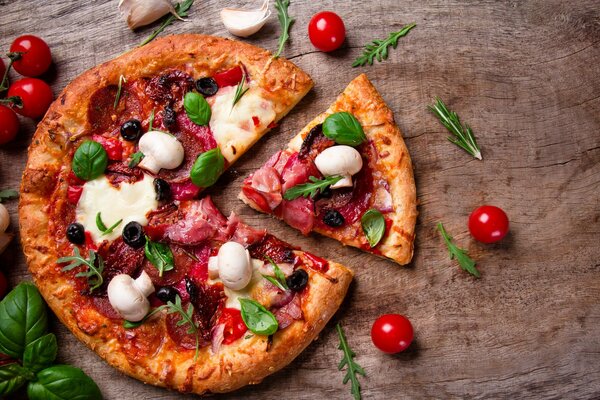 Pizza mit Champignons, Basilikum Kirschtomaten