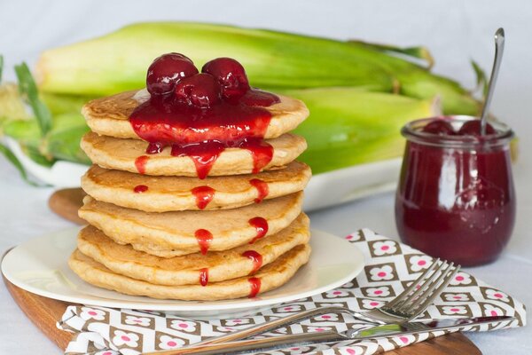 Tapete auf dem Desktop mit einem Bild von Pfannkuchen mit Beeren