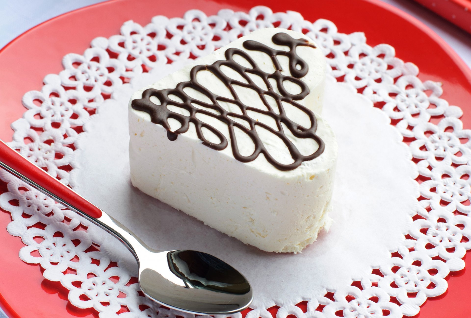 dessert torta cuore glassa dolce tovagliolo cucchiaio