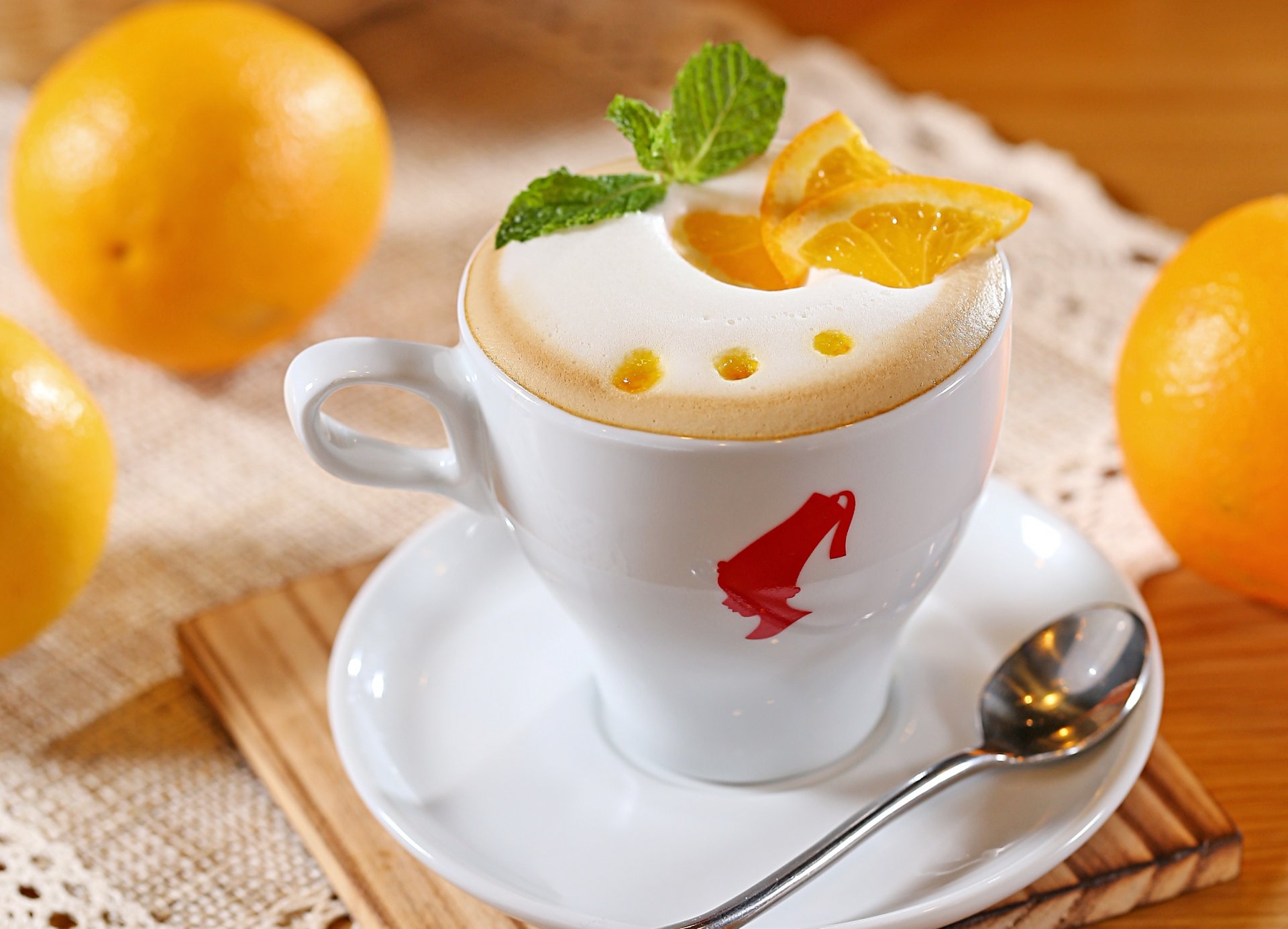 cappuccino latte caffè schiuma arance fette frutta agrumi tazza bianco cucchiaio piattino