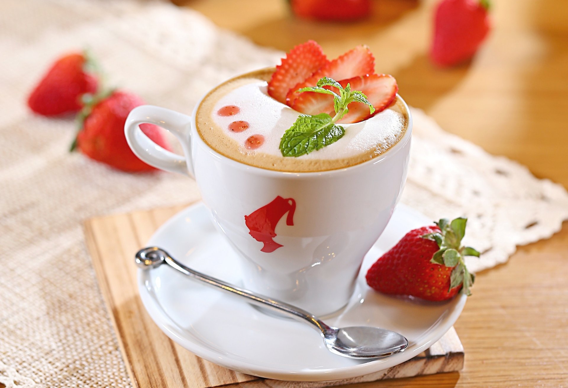 cappuccino caffè bevanda latte schiuma fragola bacche tazza piattino cucchiaio