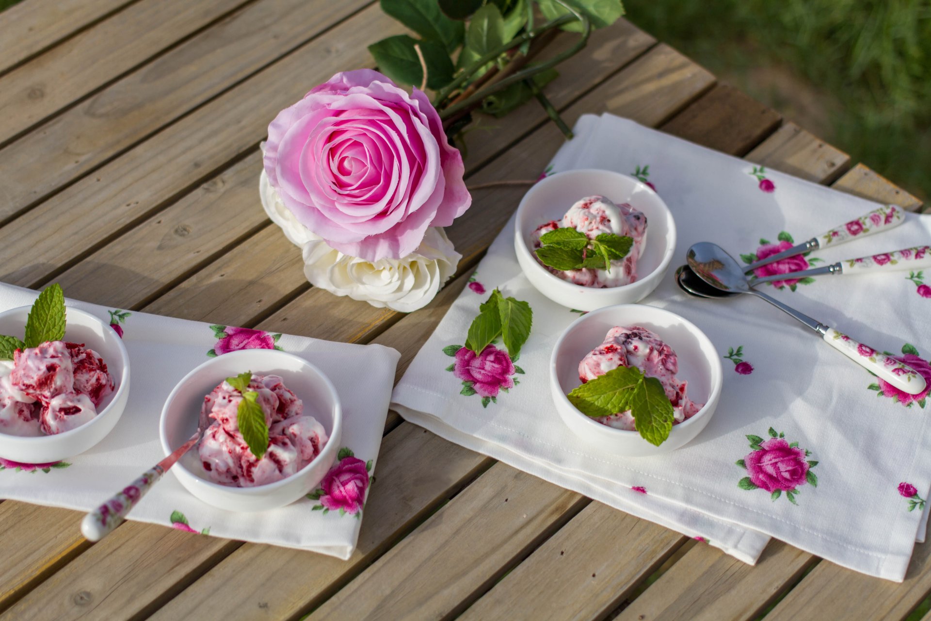 gelato menta cucchiai tavolo tovaglia fiori rose rosa bianco