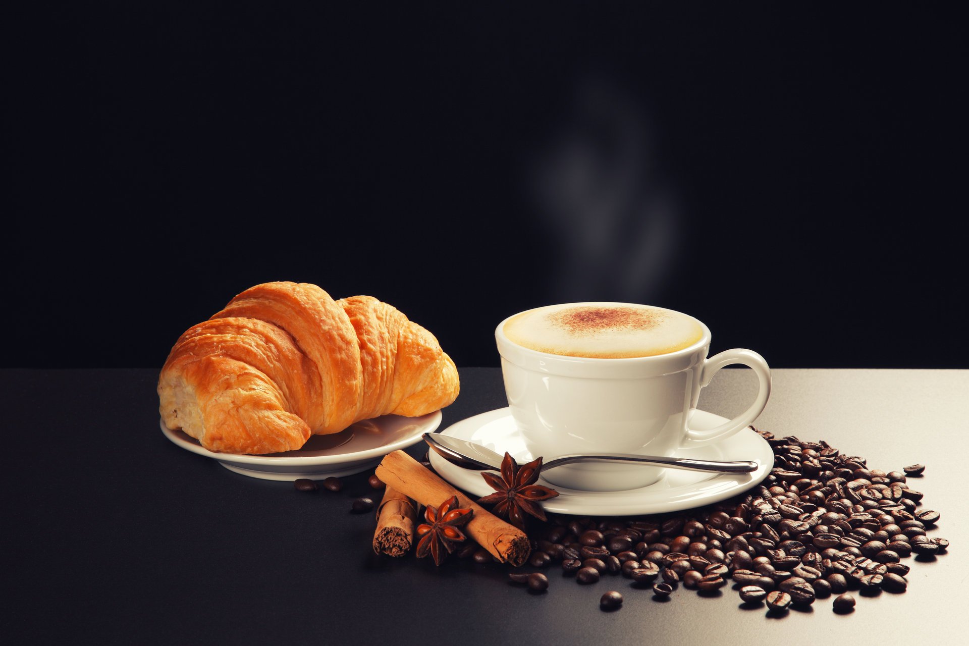 piattini tazza cappuccino cucchiaio anice stellato cannella schiuma croissant