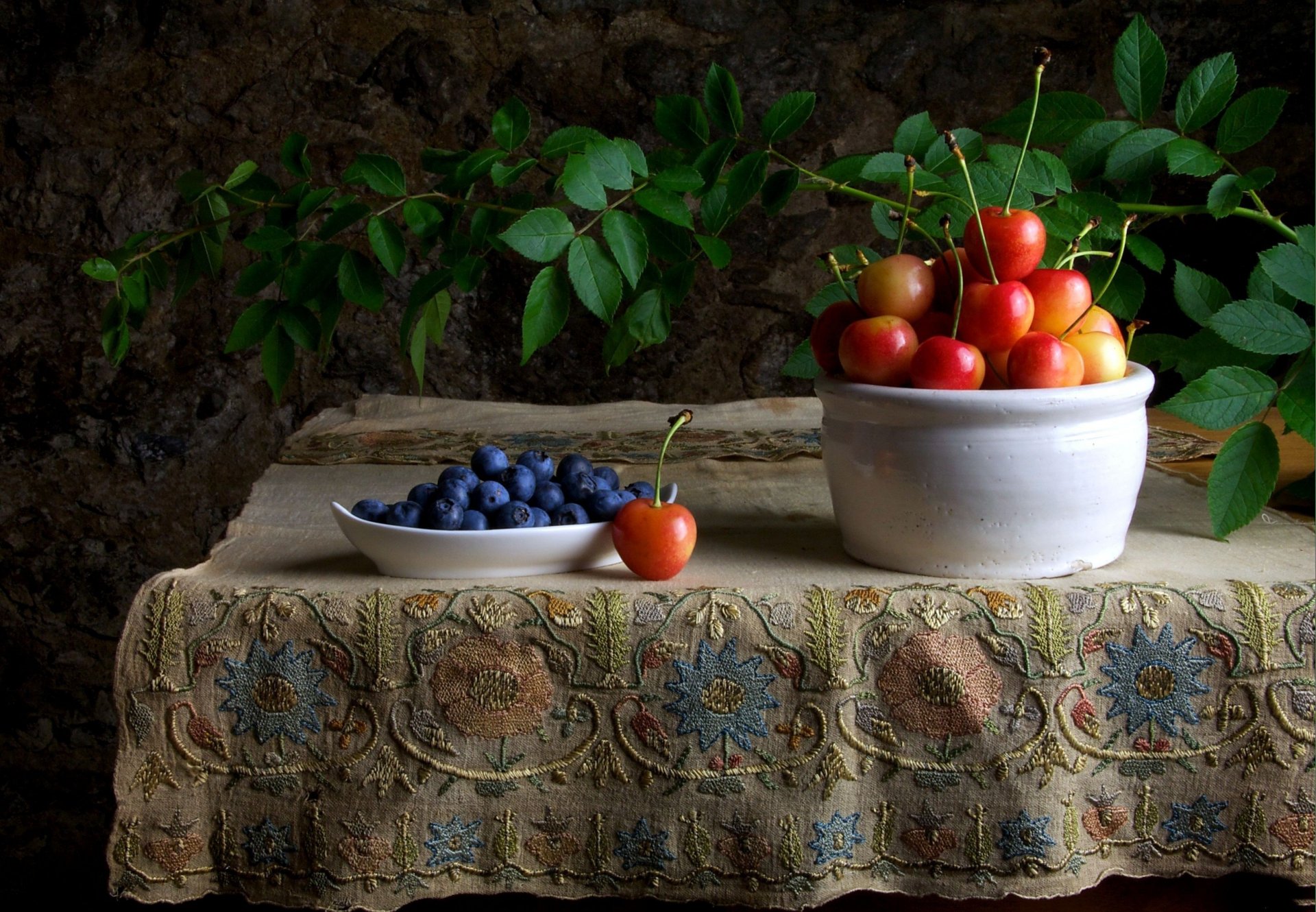 kirsche heidelbeere beeren stillleben tisch tischdecke zweig