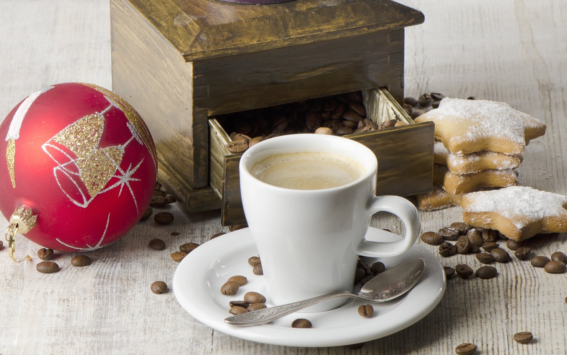 café cappuccino tasse cuillère biscuit grain moulin à café boule nouvel an