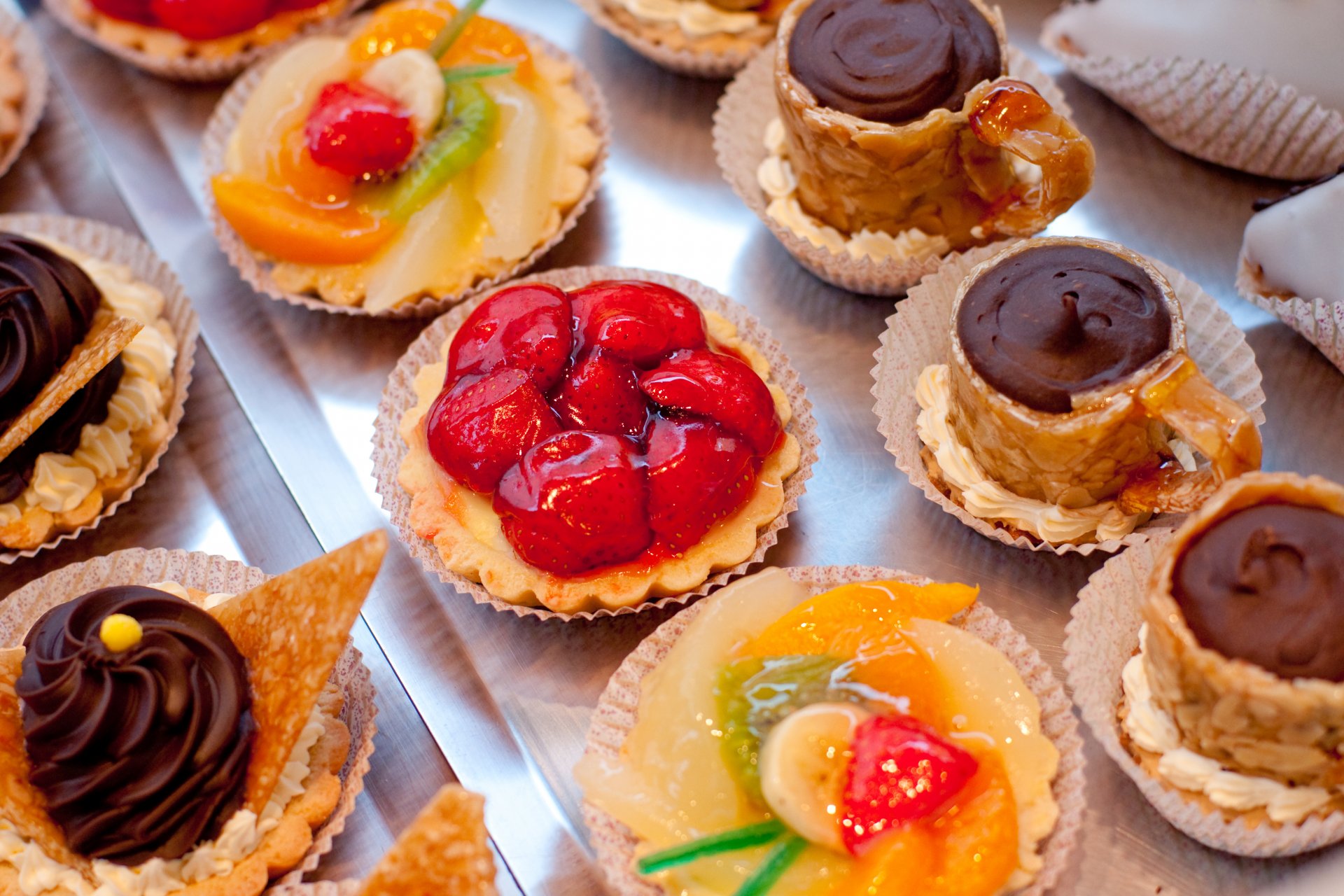 dessert kuchen körbe schokolade zuckerguss obst beeren erdbeeren süßigkeiten