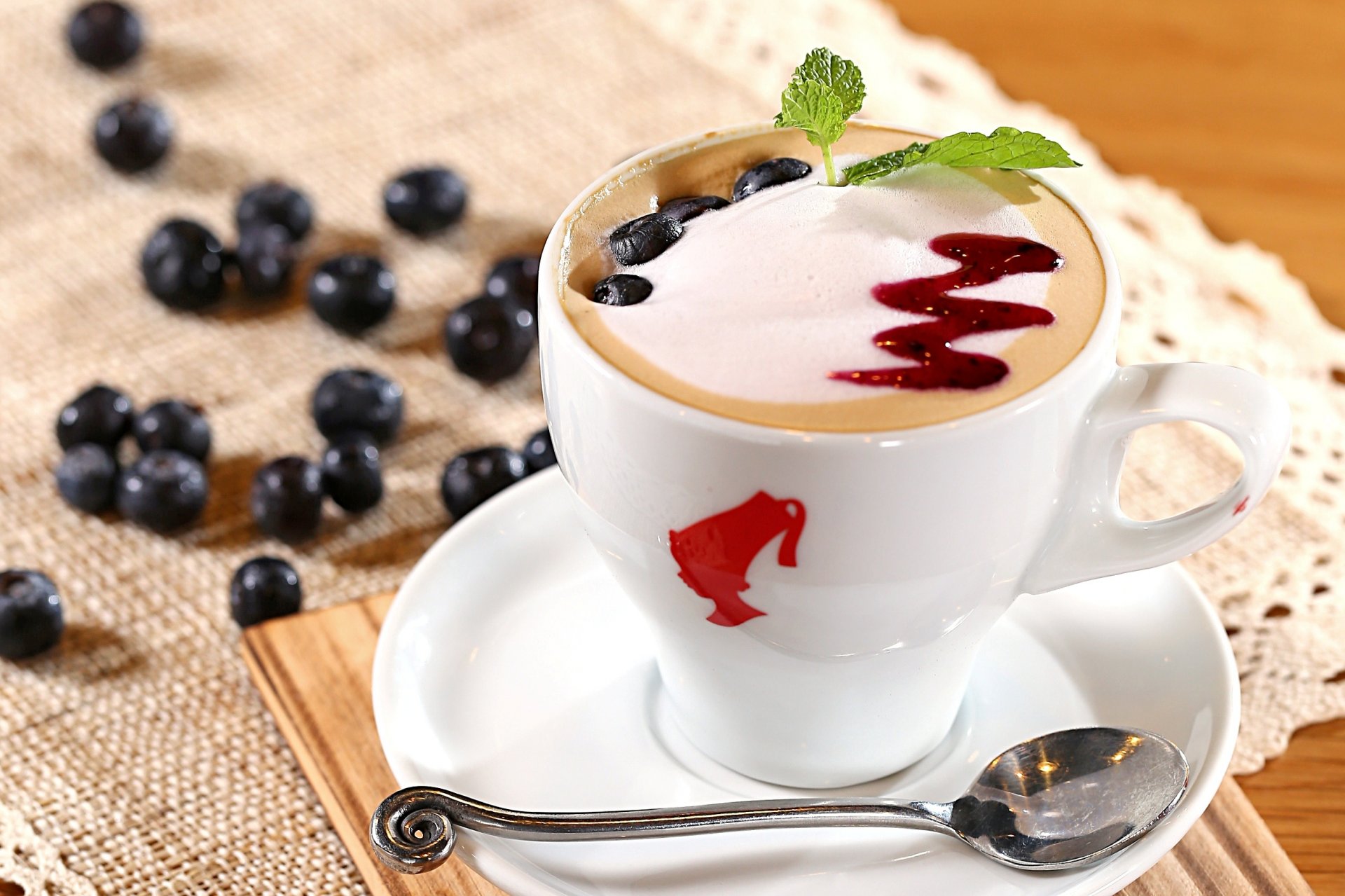 cappuccino caffè latte schiuma topping marmellata mirtilli bacche tazza cucchiaio piattino