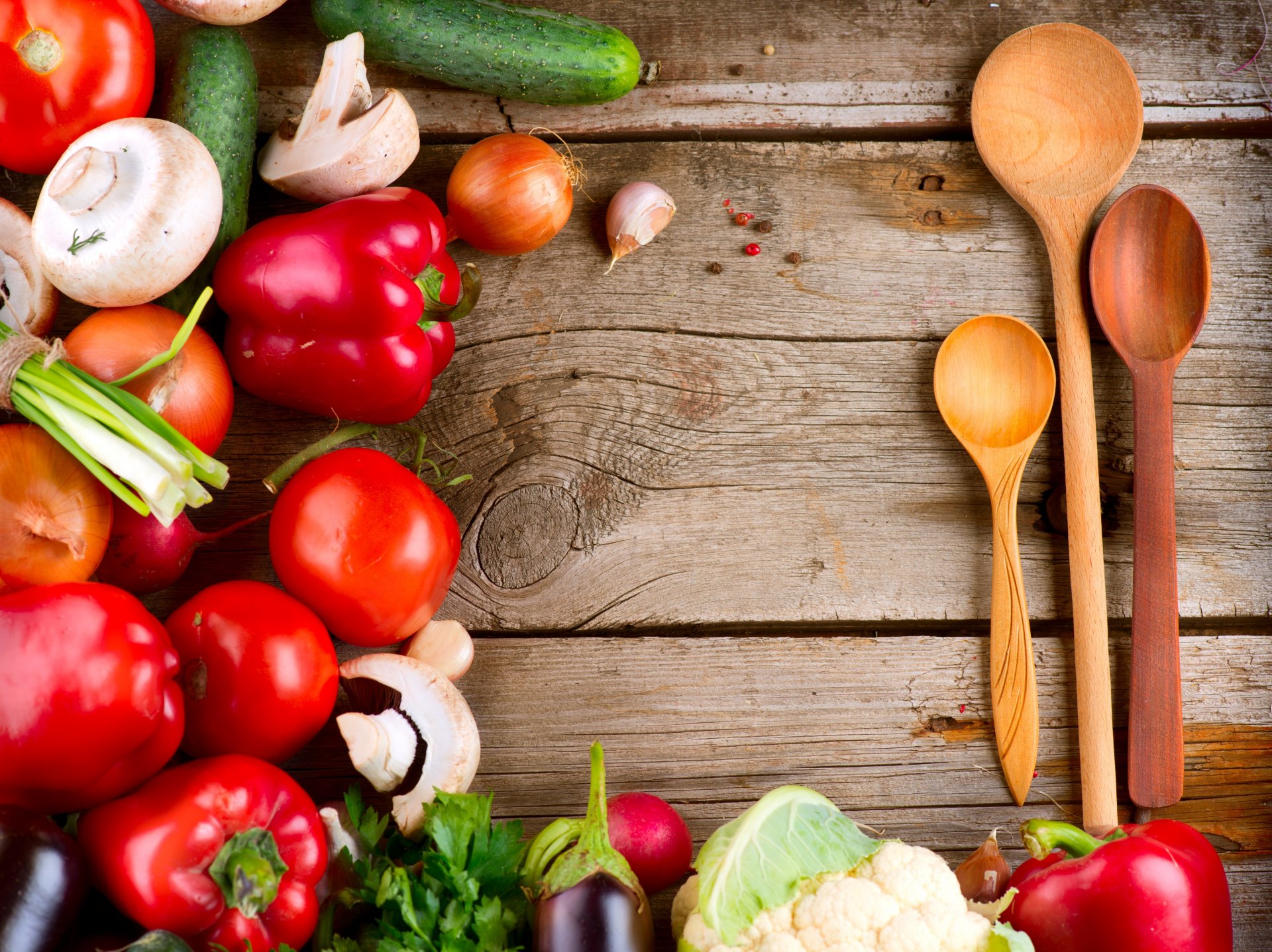 gemüse tisch löffel holz pilze pfeffer kohl knoblauch zwiebeln gurken tomaten kräuter