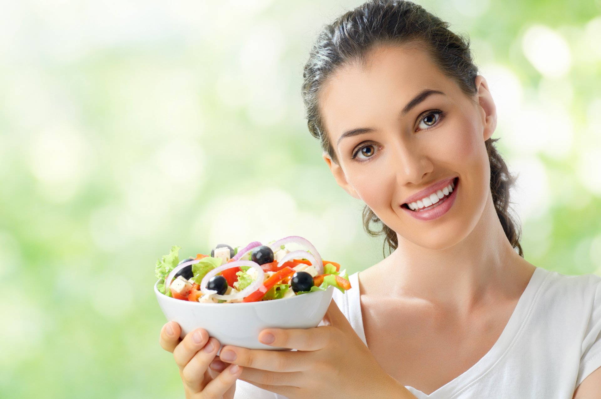 mädchen braunhaarige teller gabel salat gemüse charme gurken oliven zwiebel käse tomaten t-shirt lächeln bokeh braunäugige blick