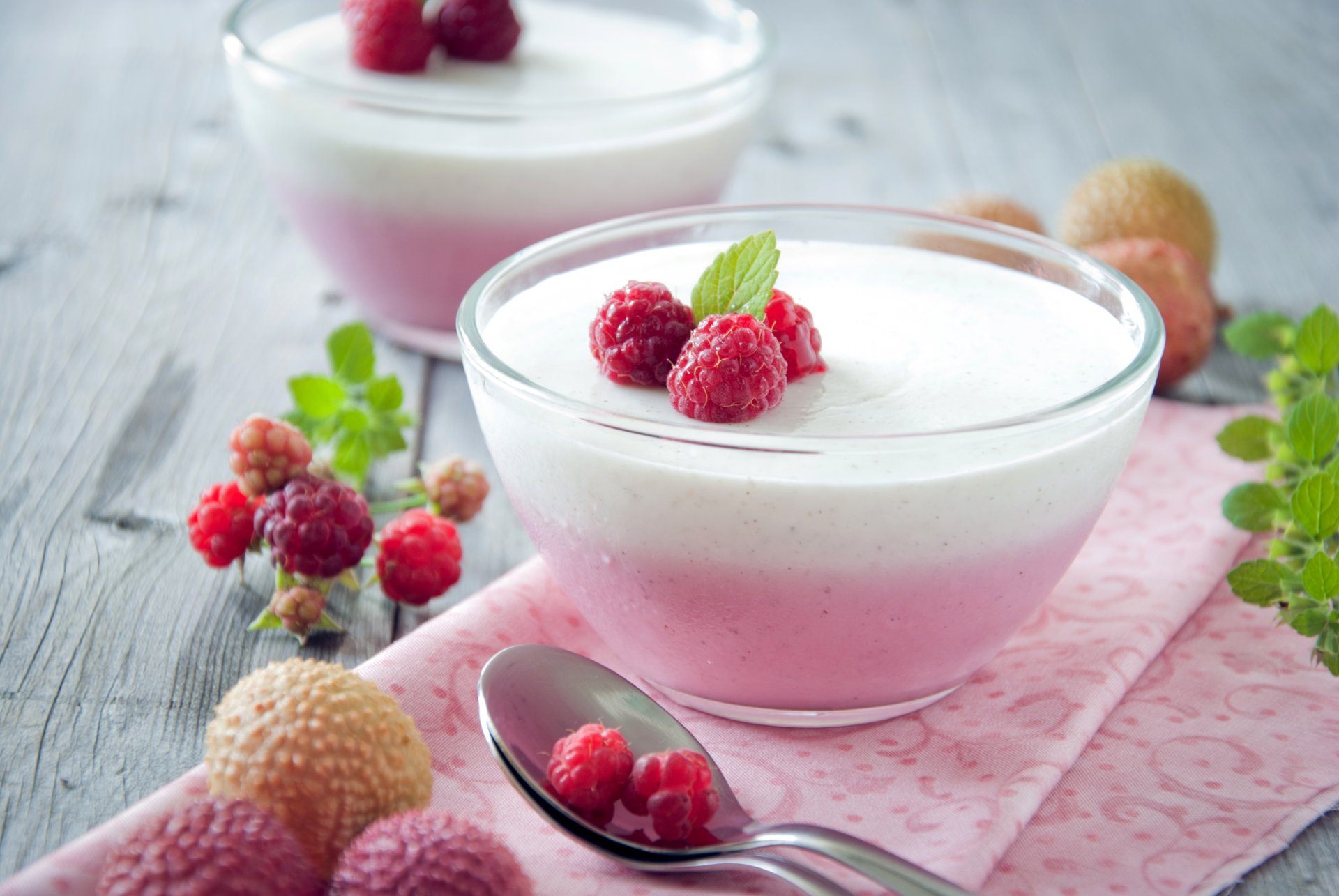 panna cotta deser jagody maliny liczi słodkie