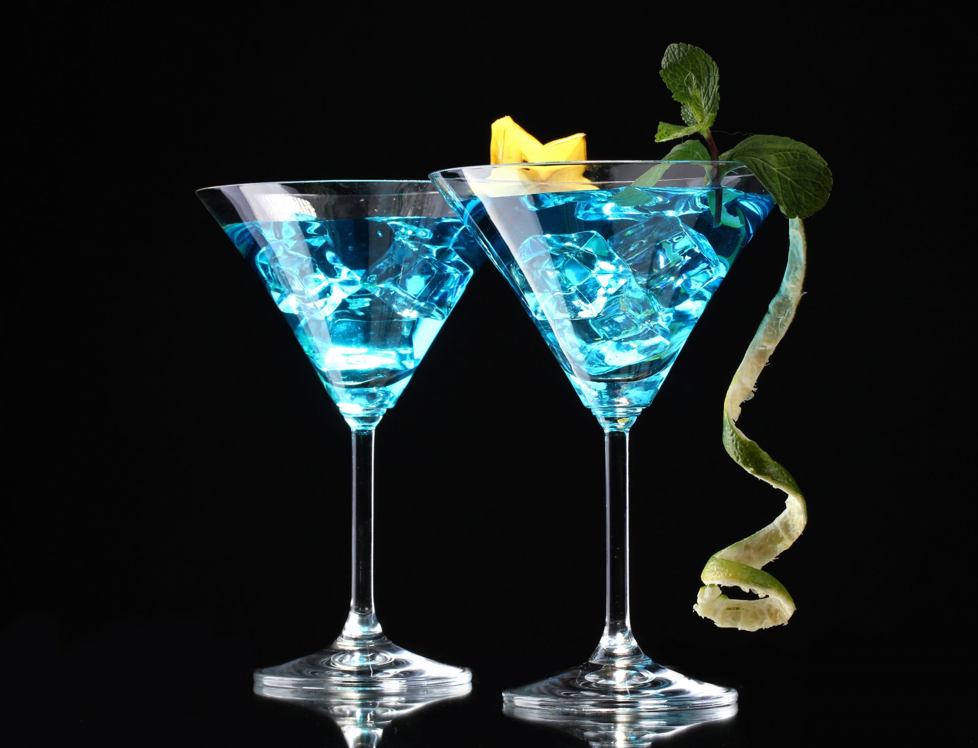 cocktail bevanda bicchieri ghiaccio menta carambola sfondo nero