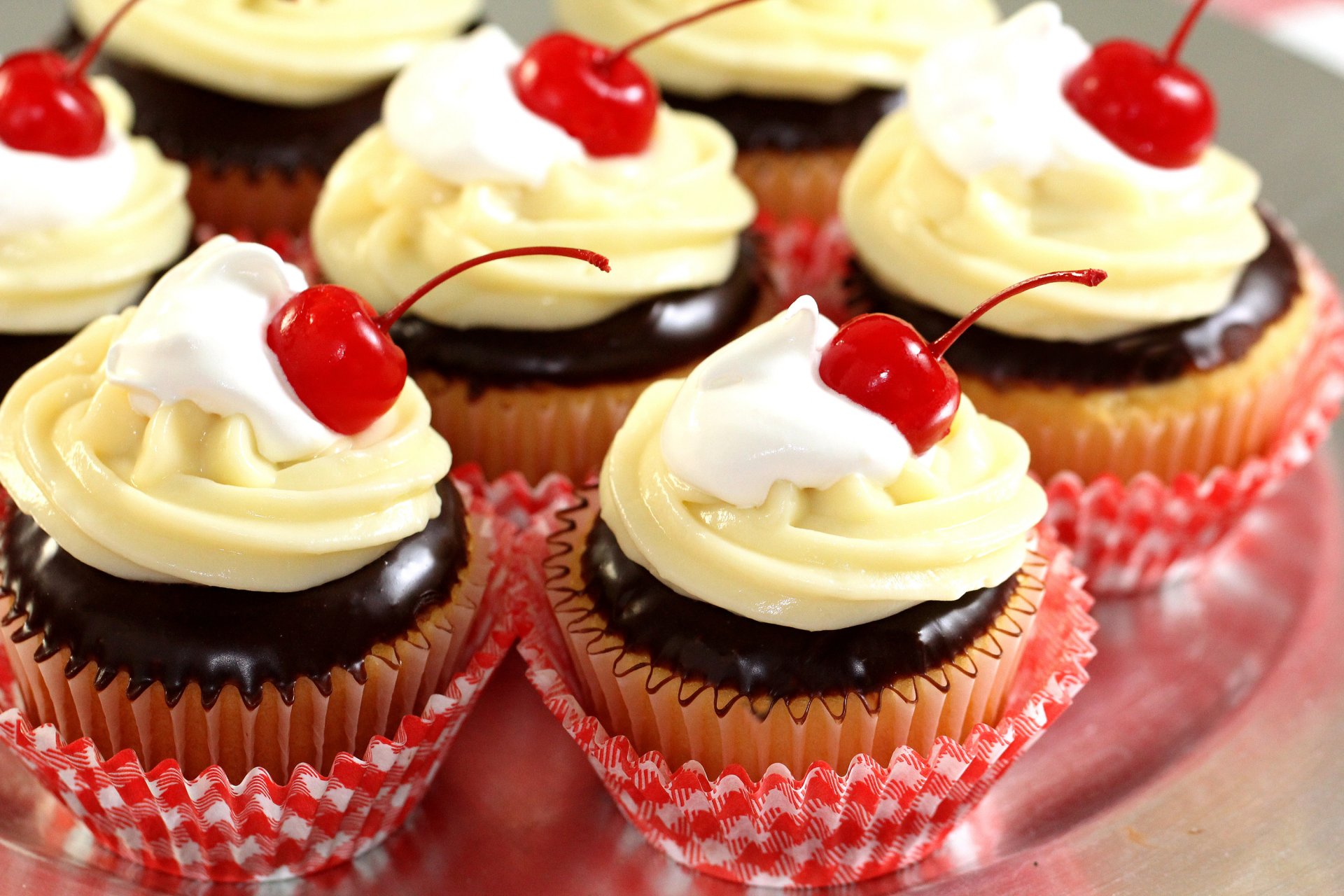 muffins gâteaux crème chocolat glaçage cerises dessert sucré