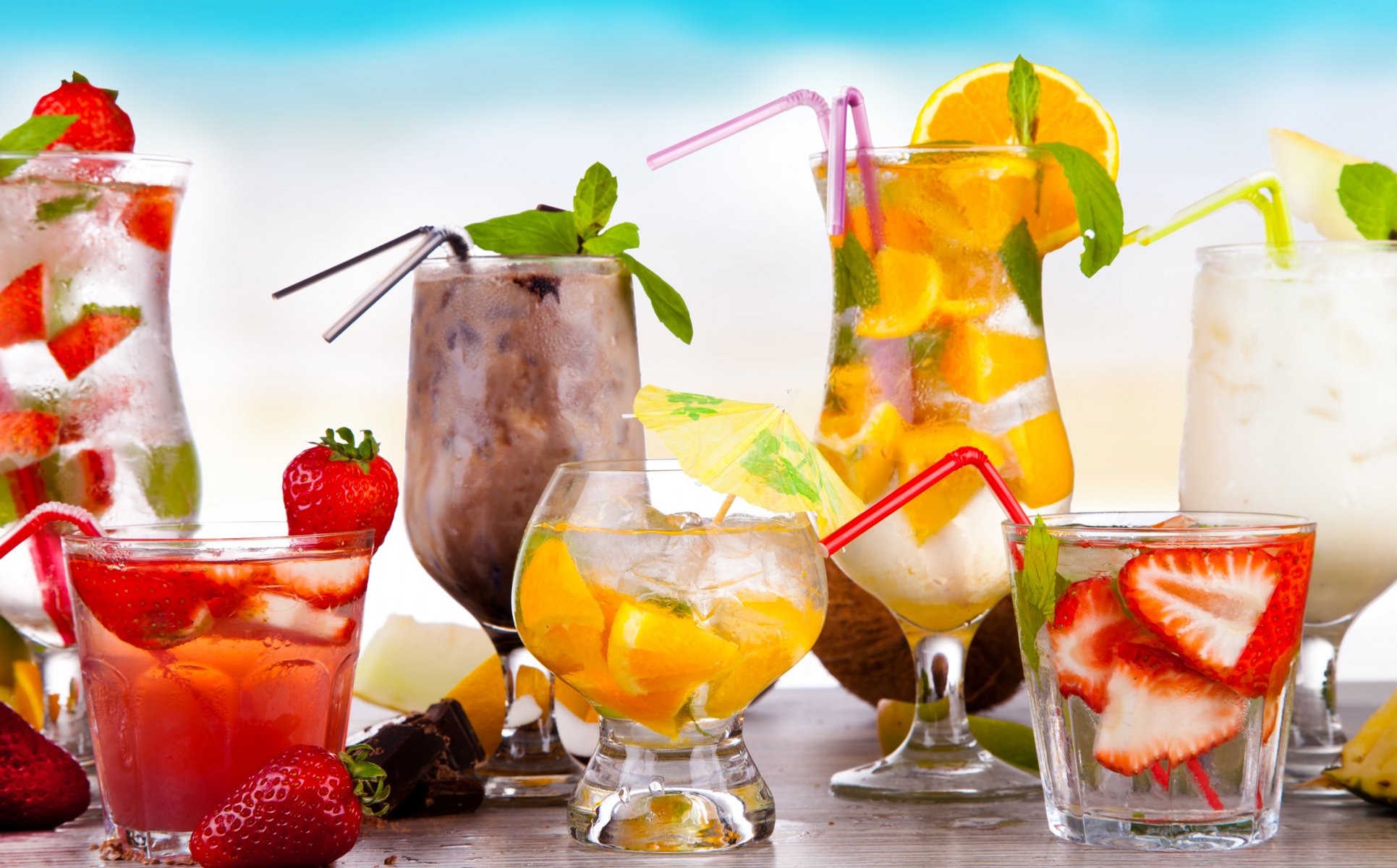 cocktails zervikale schokolade gläser gläser eis obst zitrusfrüchte orange beeren erdbeeren getränke sommer