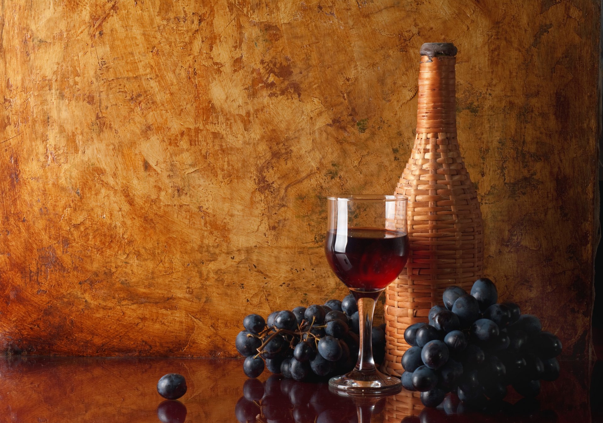 table réflexion verre bouteille vin rouge grappes raisin