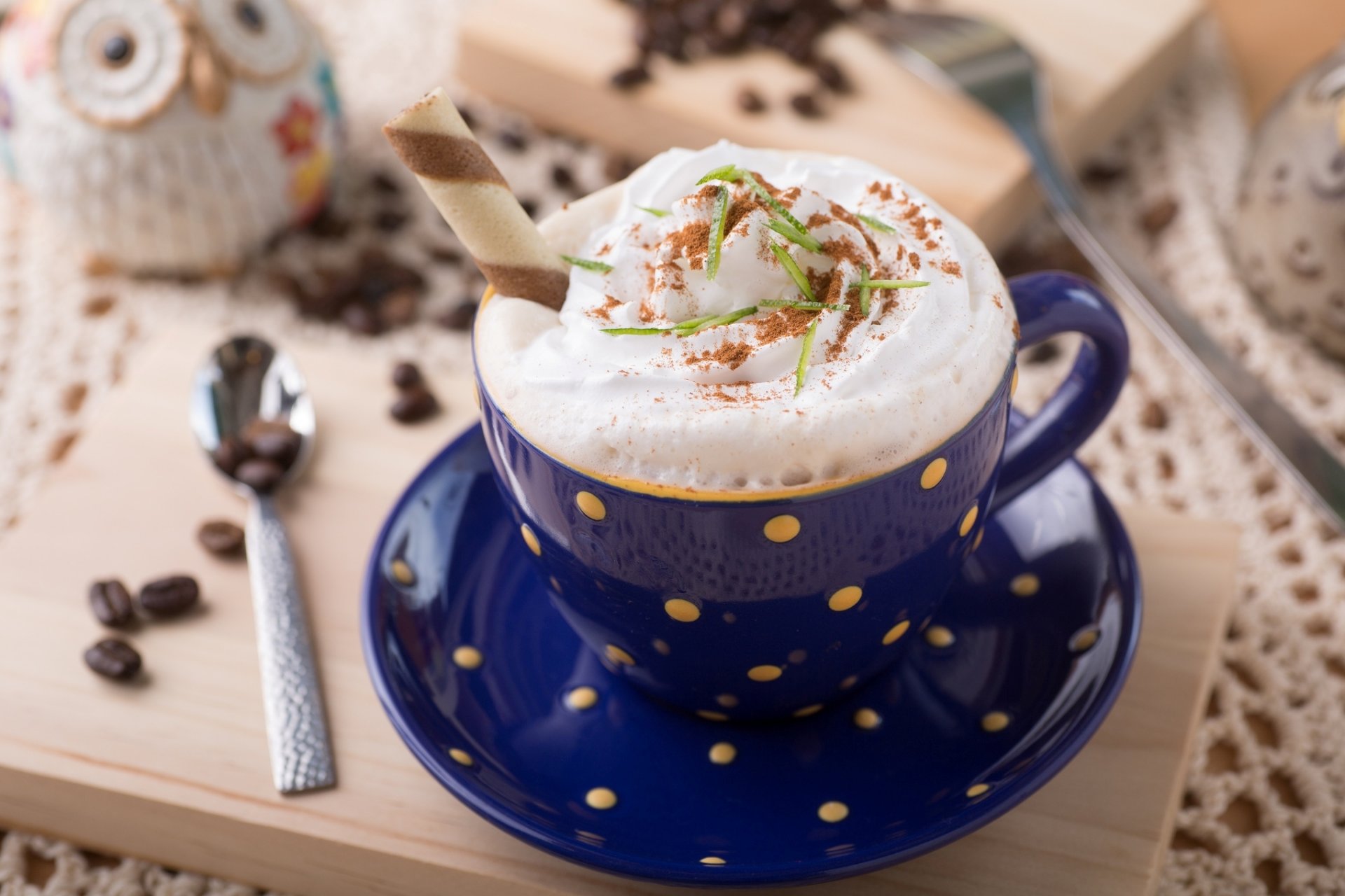 cappuccino café crème mousse chocolat boisson tube gaufre grains tasse bleu