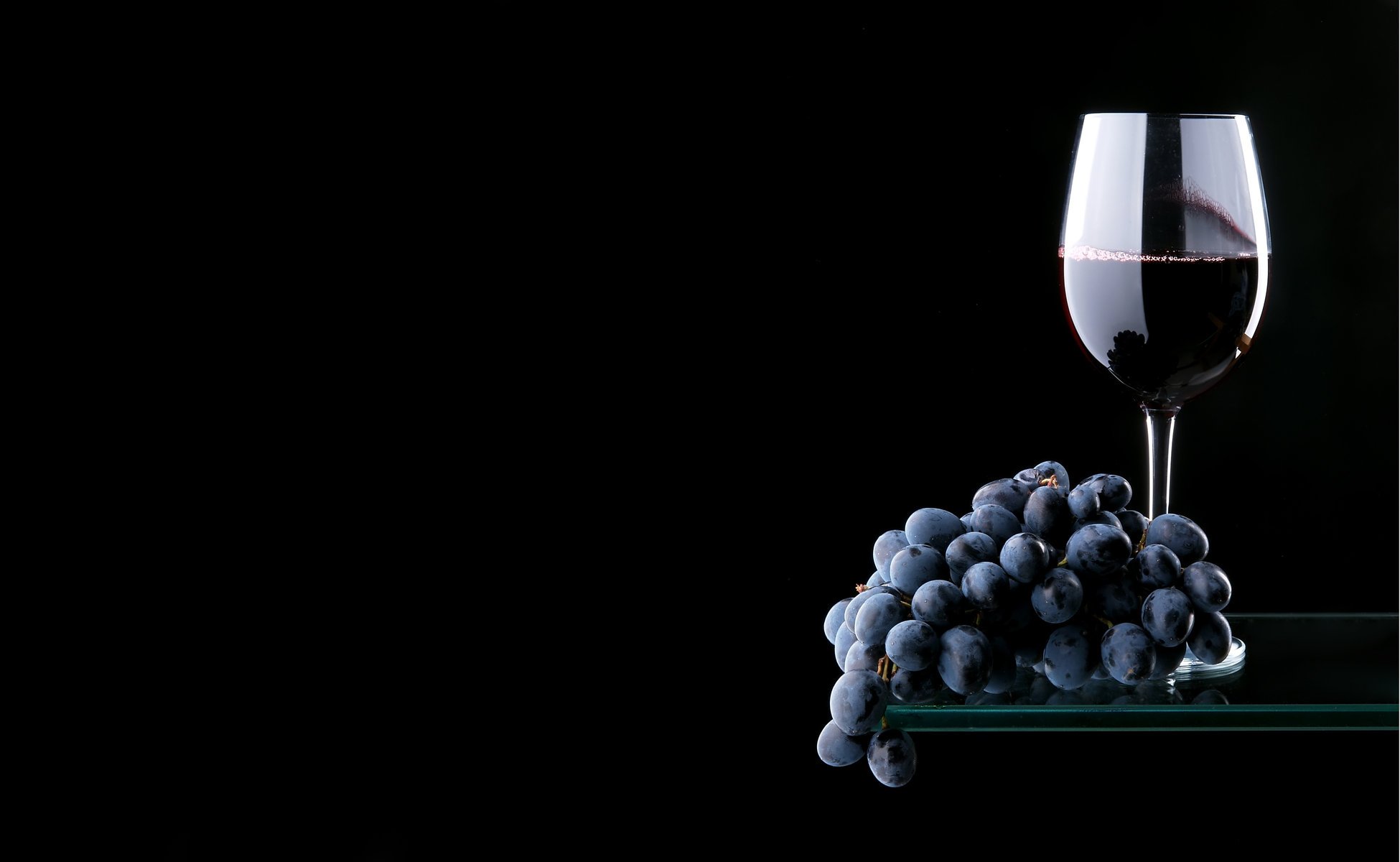 étagère verre vin verre à vin rouge raisin grappe réflexion