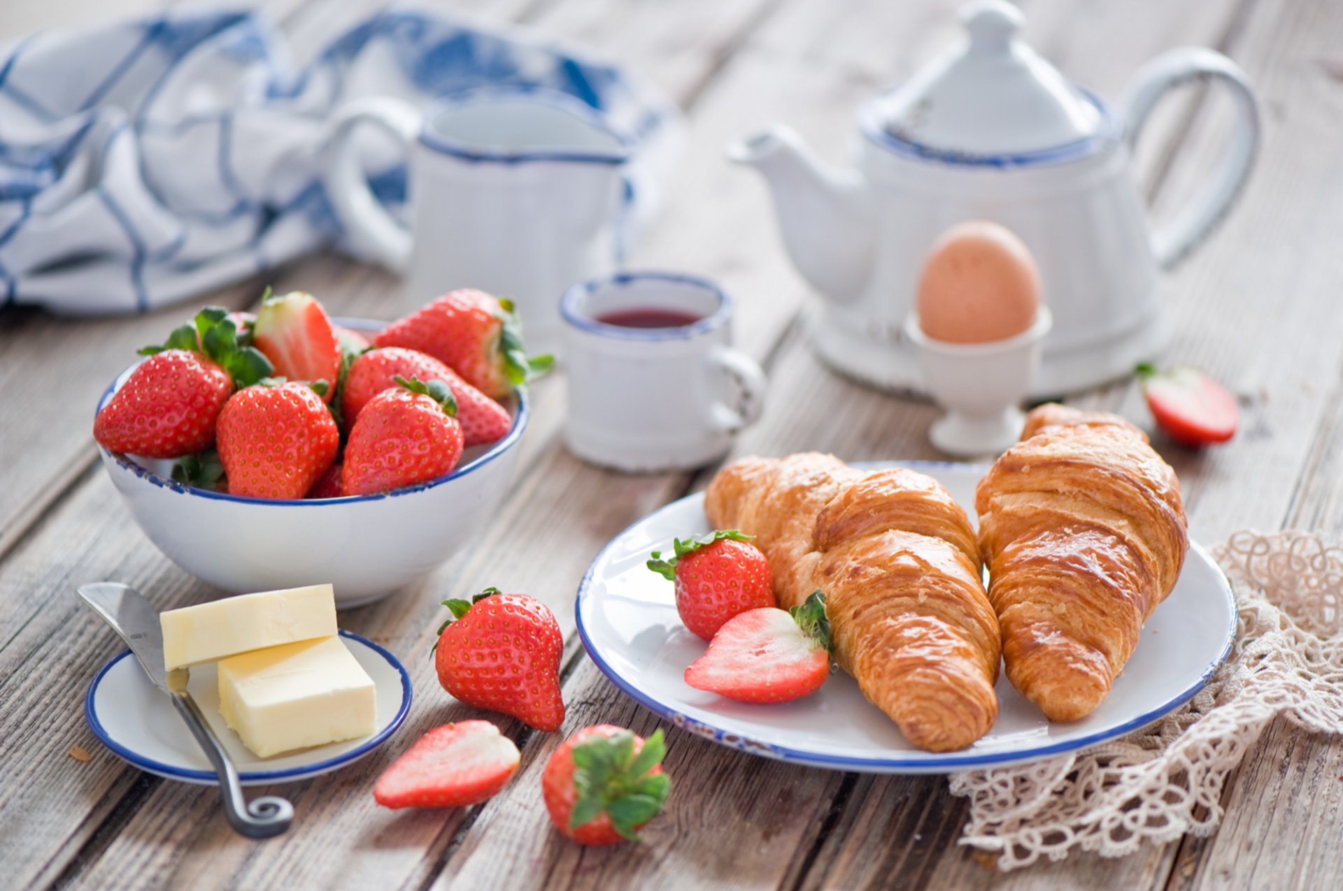 nourriture fraise alimentaire sucré fruits boire thé croissant