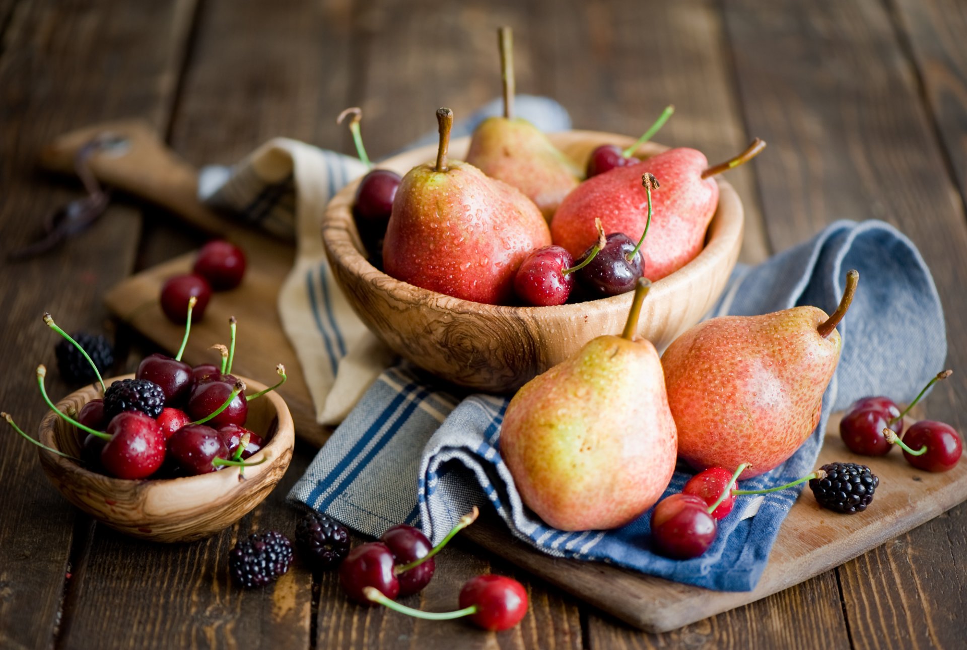 birnen kirschen brombeeren obst beeren geschirr holz anna verdina