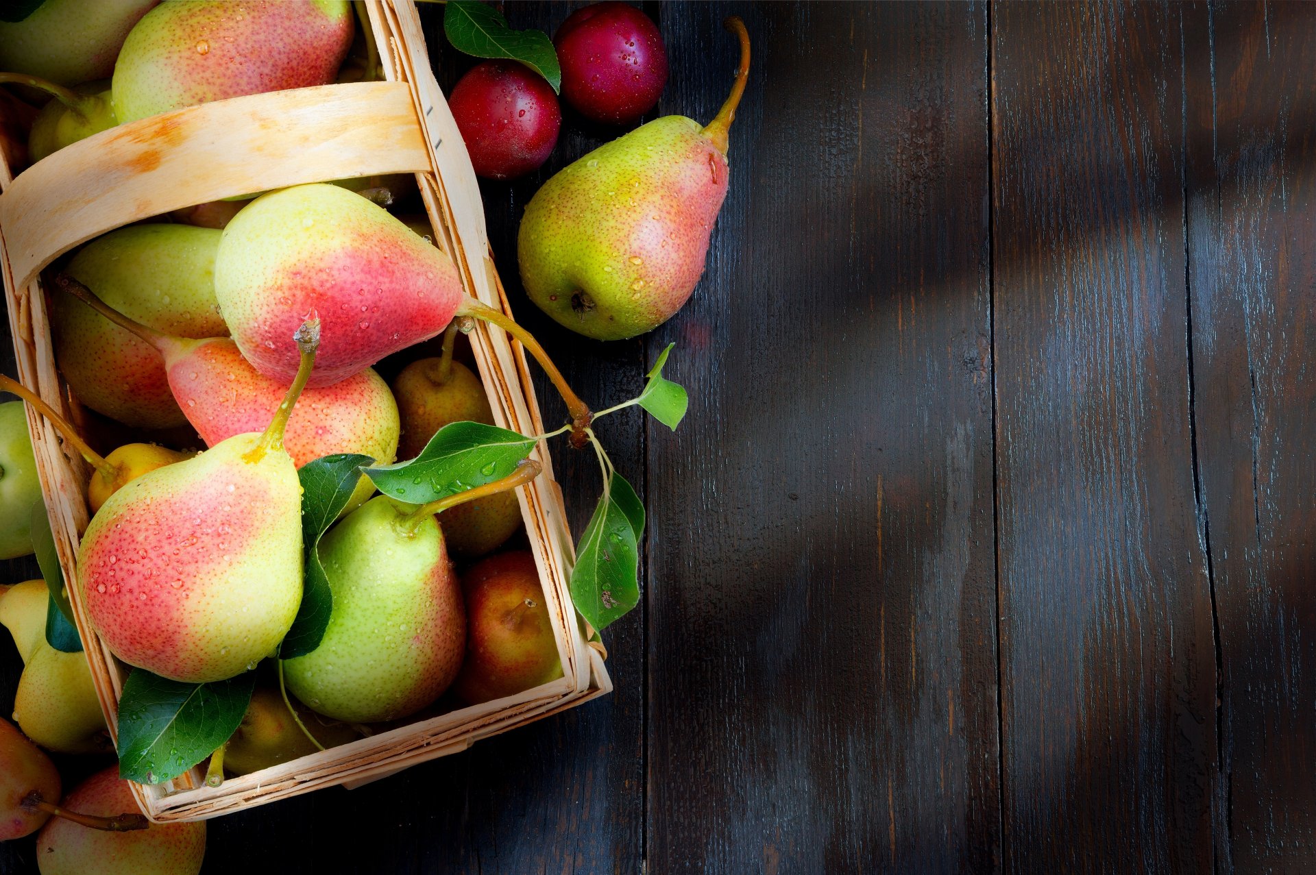 pere frutta autunno foglie gocce cesto tavolo