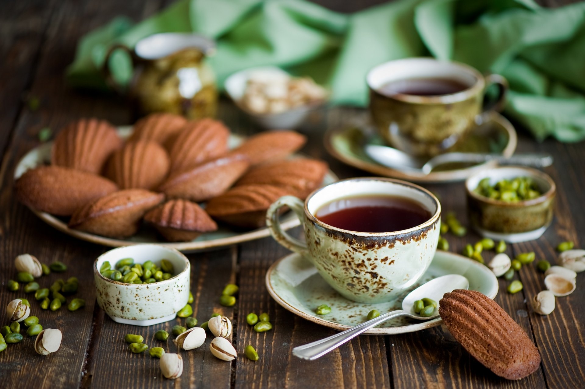 té galletas pistachos nueces nueces tazas cucharas