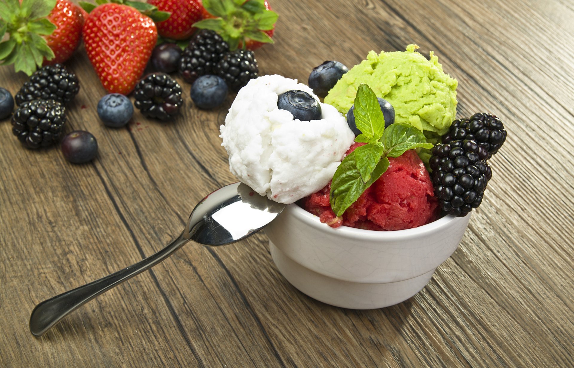 helado surtidos bolas cuchara bayas arándanos moras fresas postre