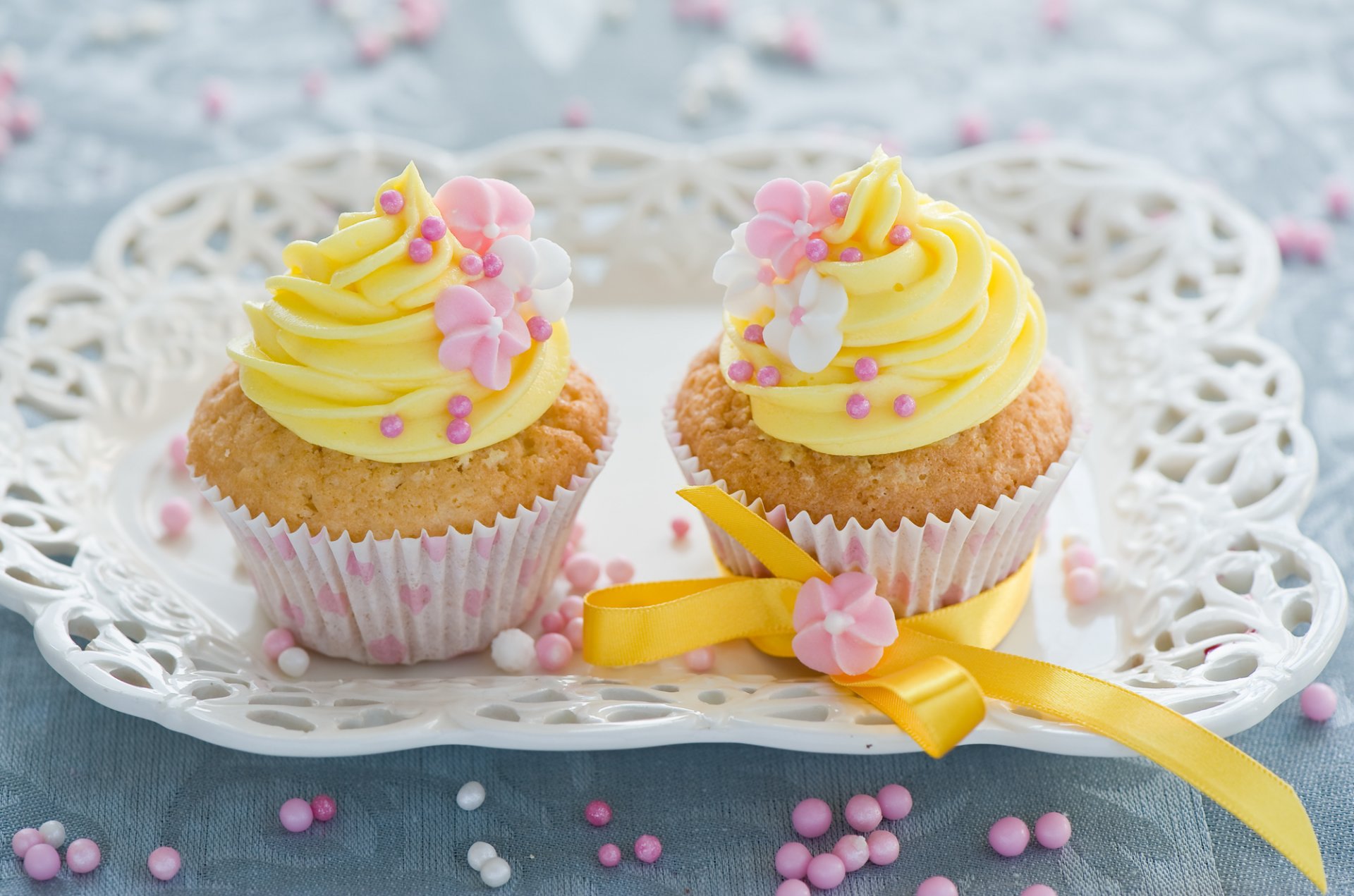 muffins kuchen creme gelb blumen dekoration bänder gebäck süßigkeiten dessert süß anna verdina