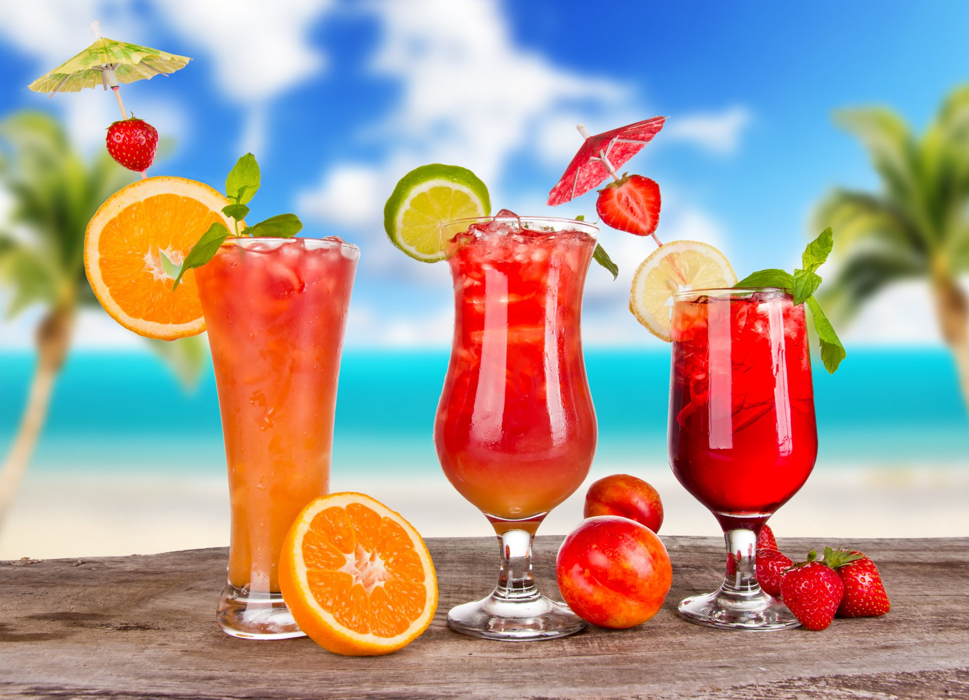 cocktails gläser eis sonnenschirme obst zitrusfrüchte beeren limette zitrone orange erdbeere sommer