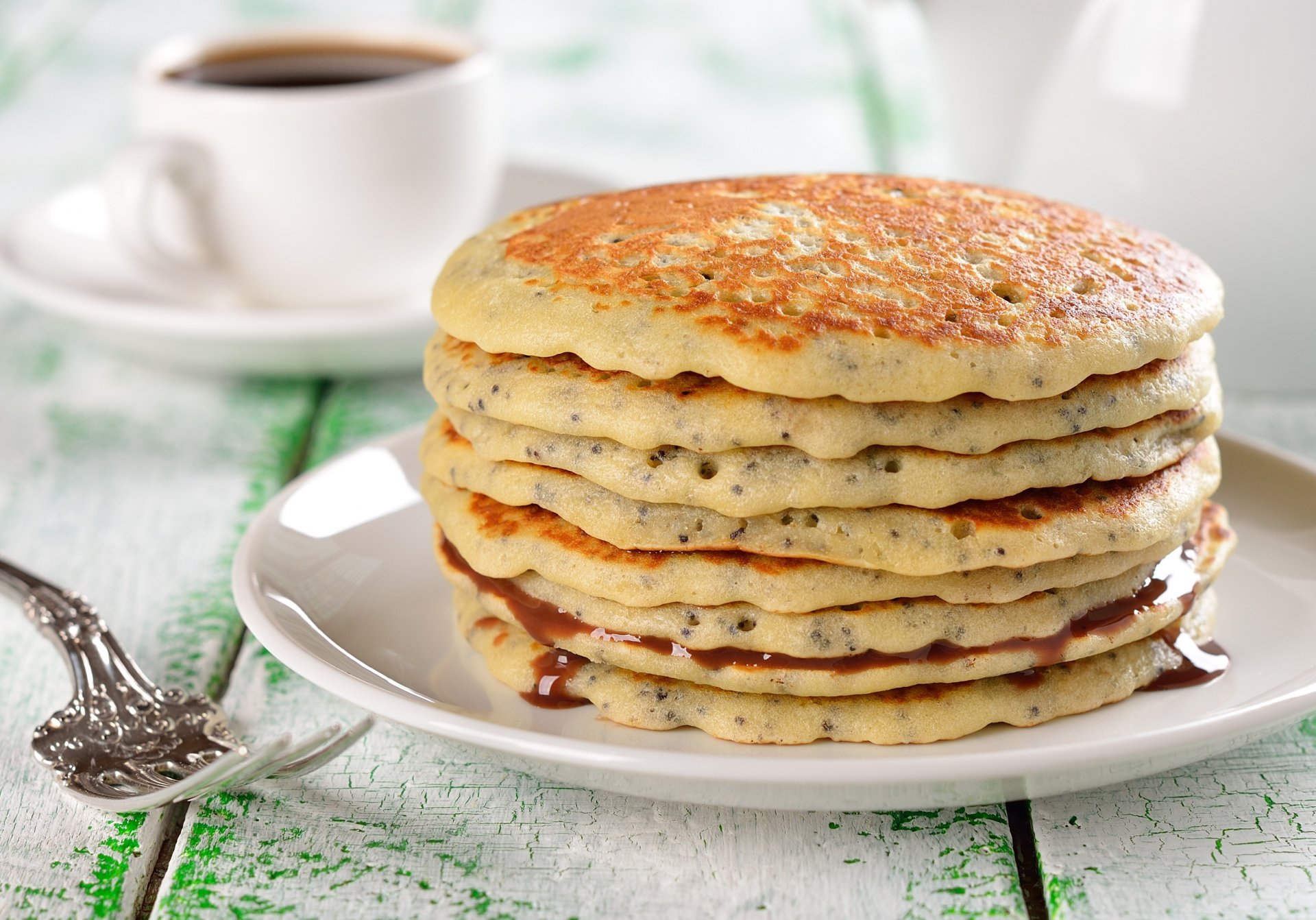 frühstück pfannkuchen sirup mohn teller gabel kaffee