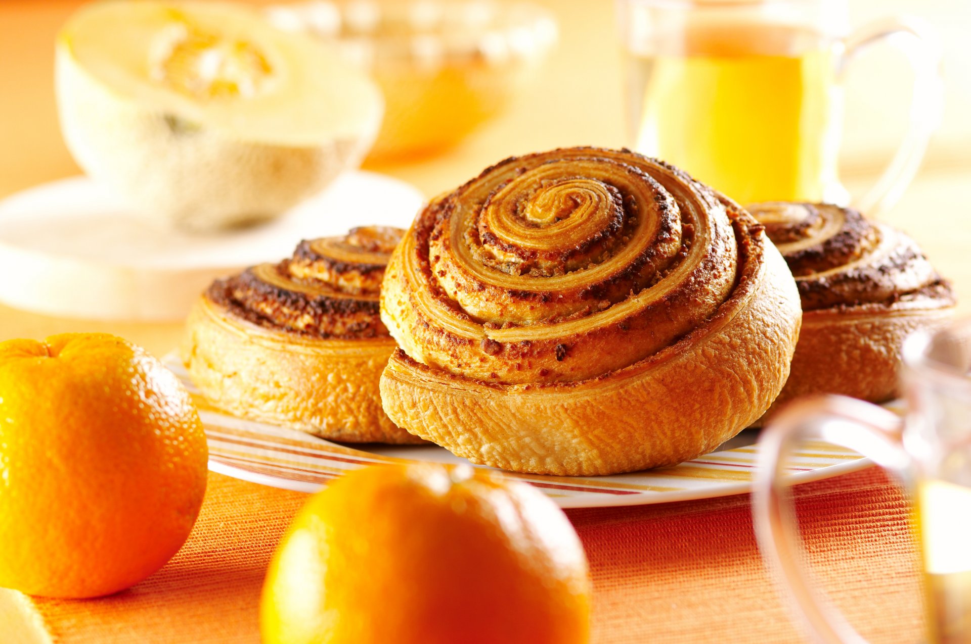 brioches confiture produits de boulangerie assiette oranges melon tasses