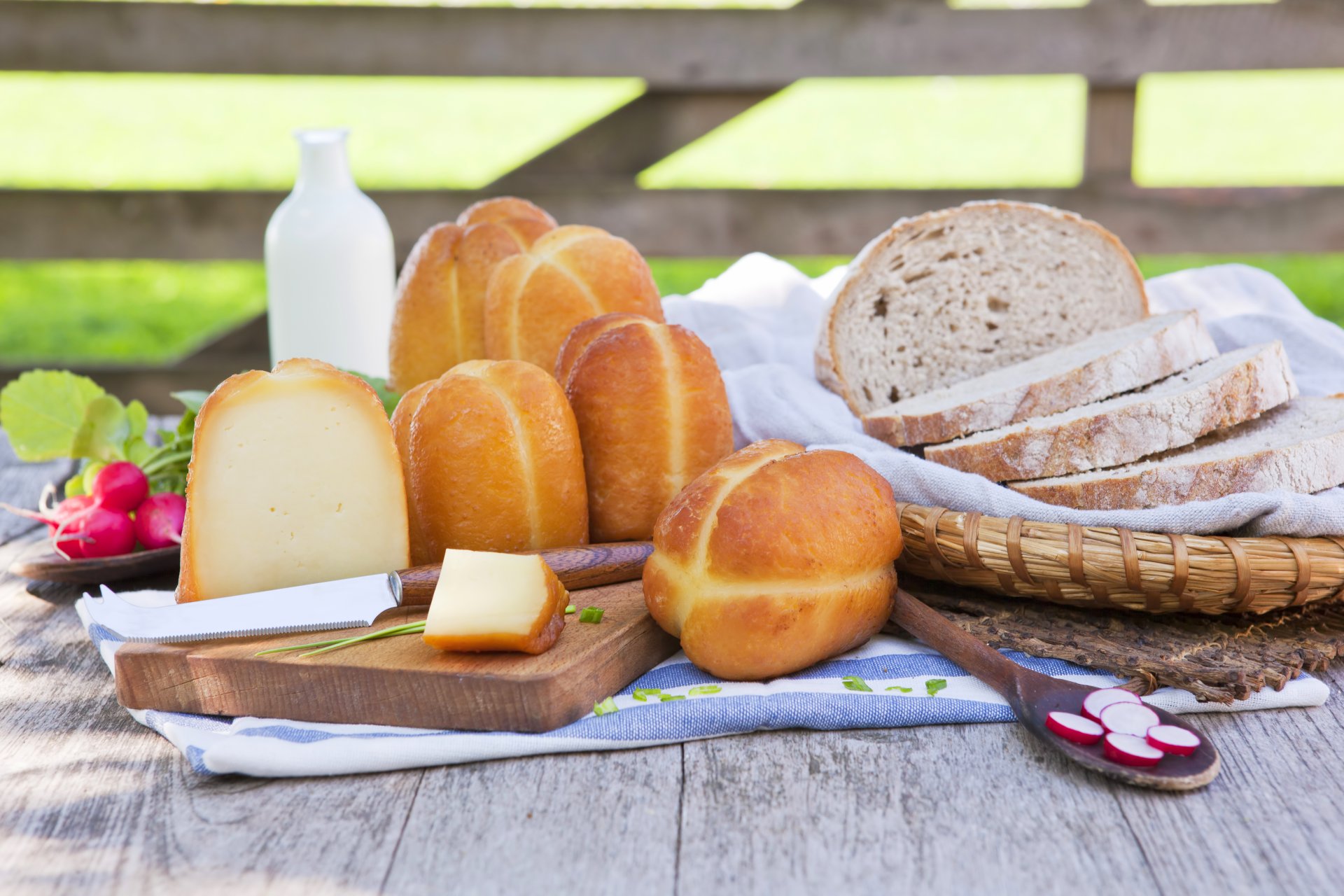 cesta servilleta pan trozos queso cuchillo rábano mesa leche verduras apetitoso