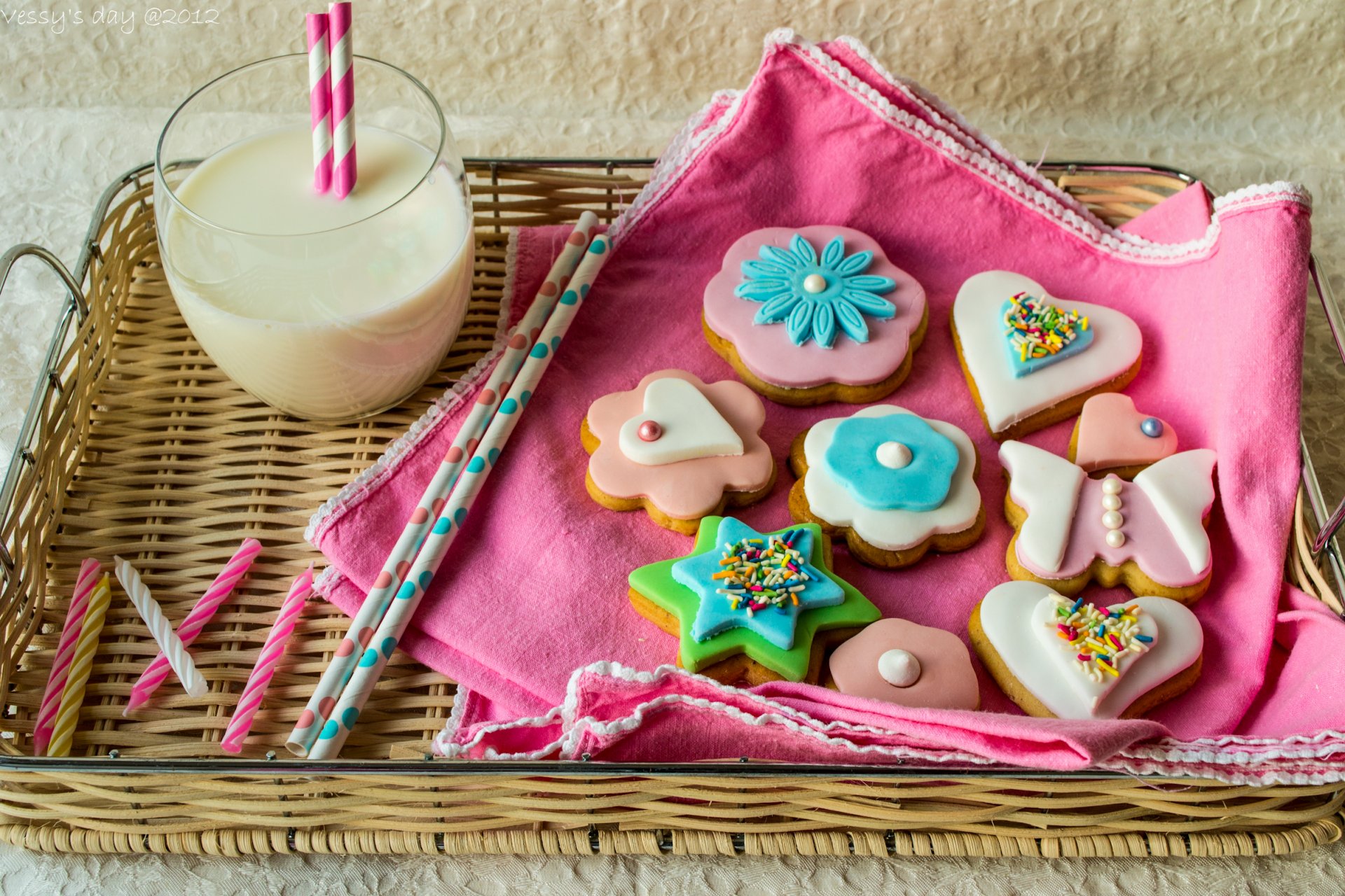 biscuits glaçage coloré doux formes fleurs coeur étoile lait boire tasse alimentaire congélation coloré boire nourriture