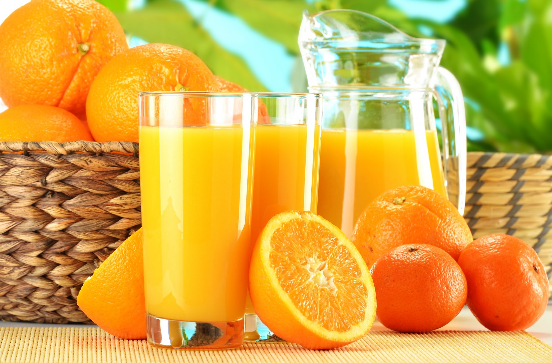 jugo naranja fruta naranjas mandarinas cesta vasos jarra