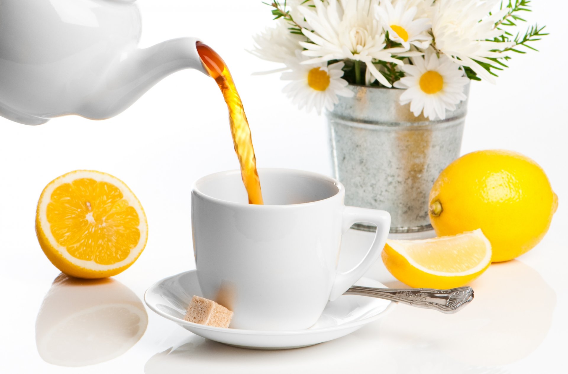 secchio fiori margherite piattino cucchiaio tazza infusore limone zucchero tè bevanda