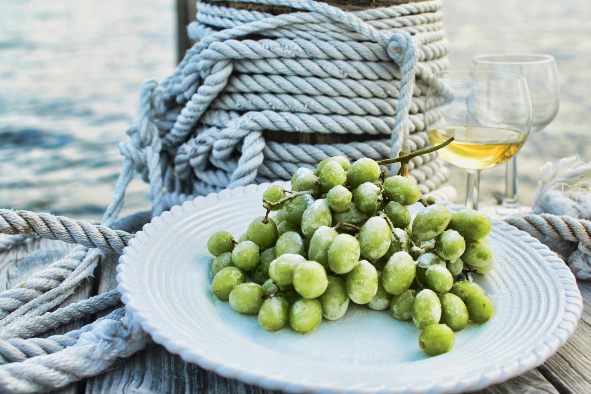 vino copas uvas gotas plato cuerda mar