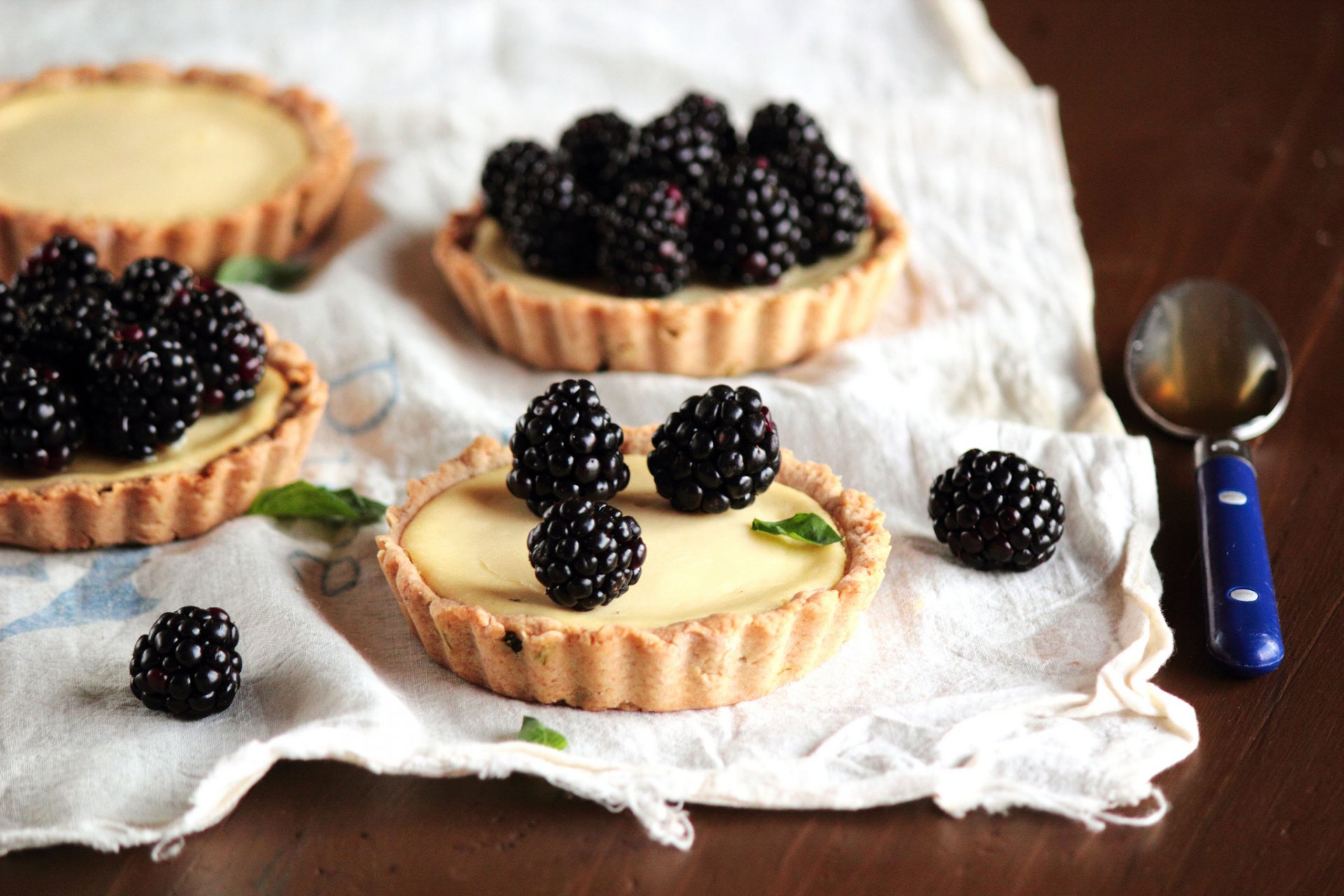 tartelettes crème baies mûres pâtisseries bonbons dessert cuillère