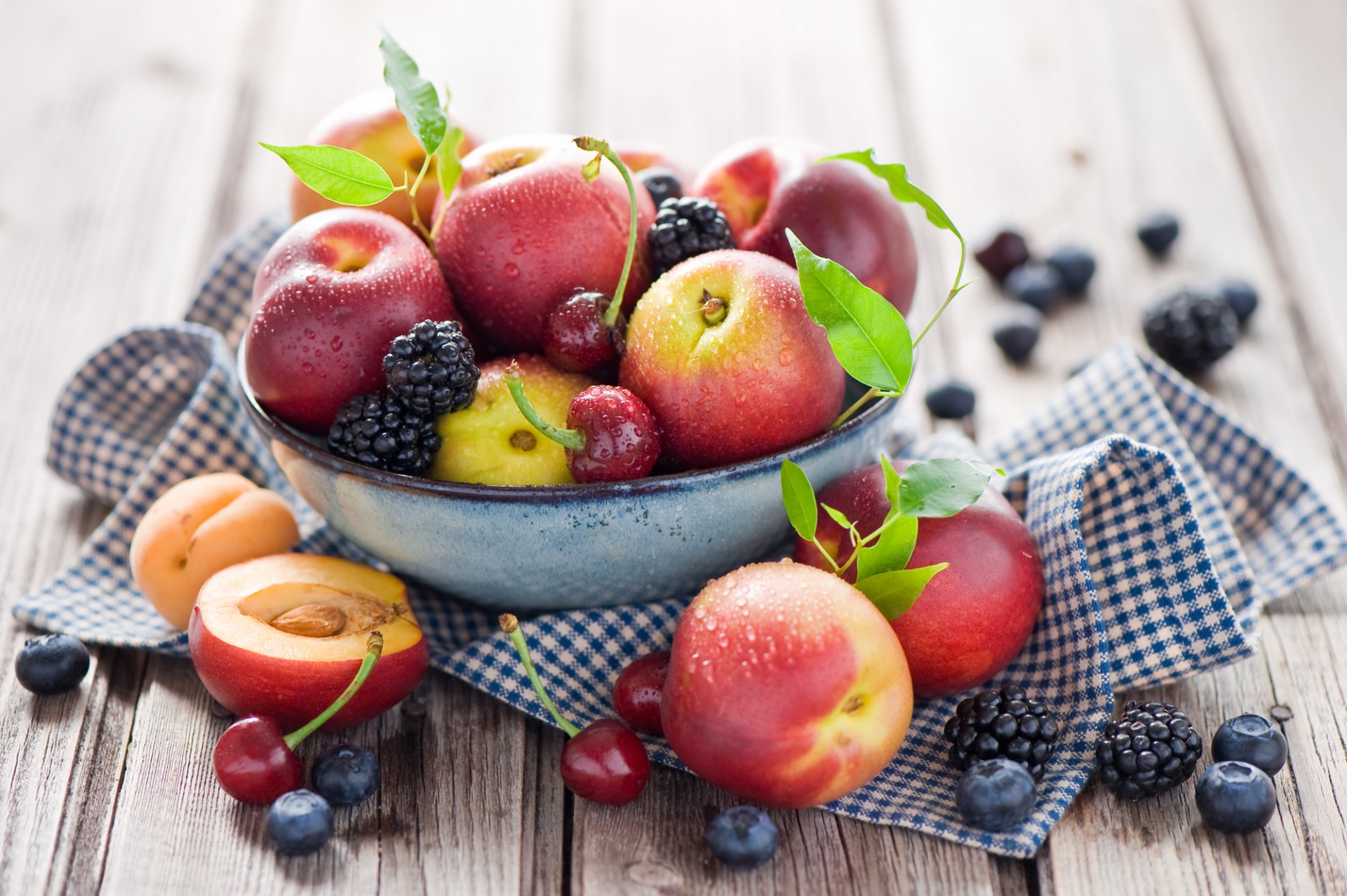 pfirsiche nektarine obst beeren kirschen kirschen tropfen heidelbeeren brombeeren teller stillleben sommer anna verdina