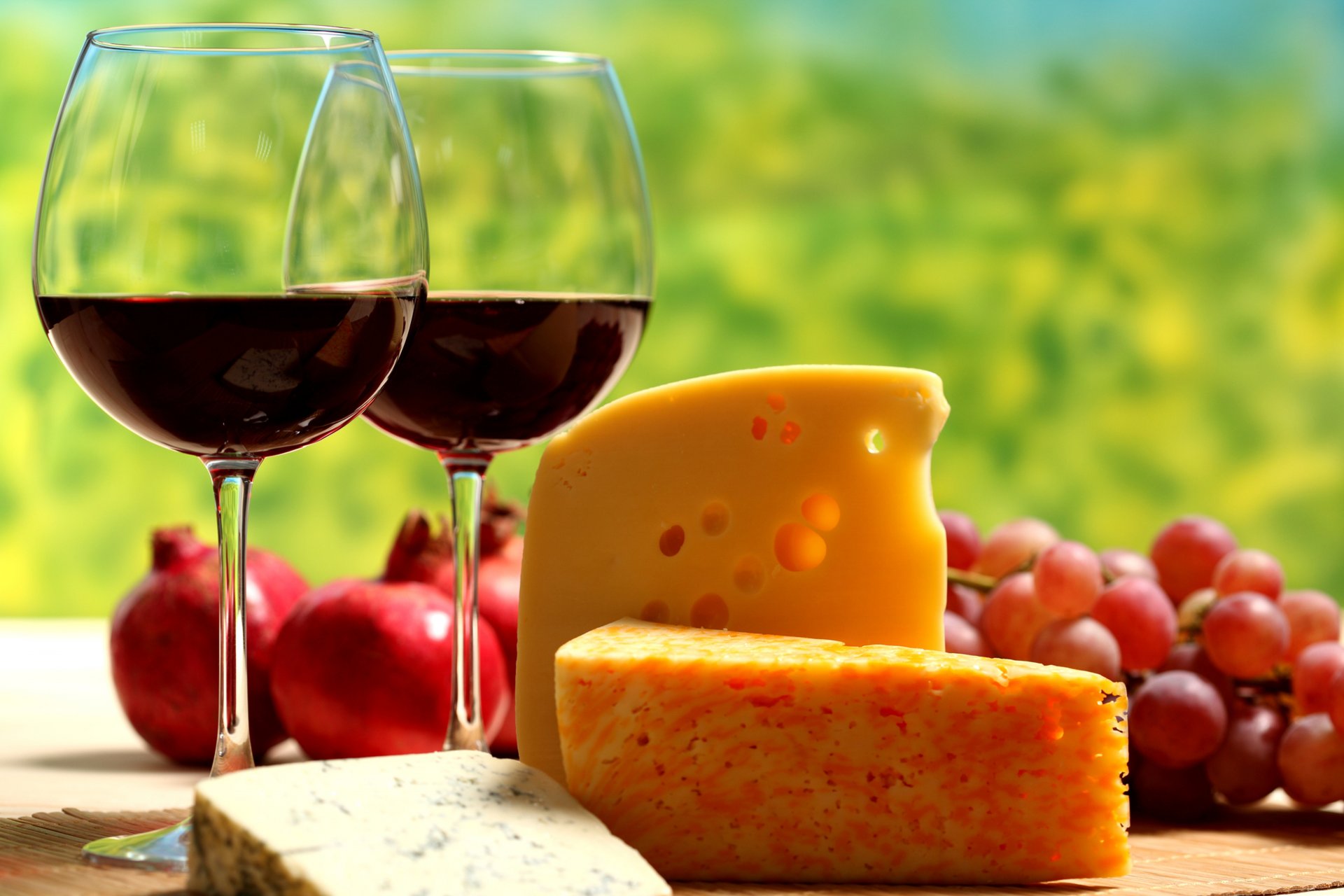 tisch käse scheiben gläser wein rot trauben granatapfel