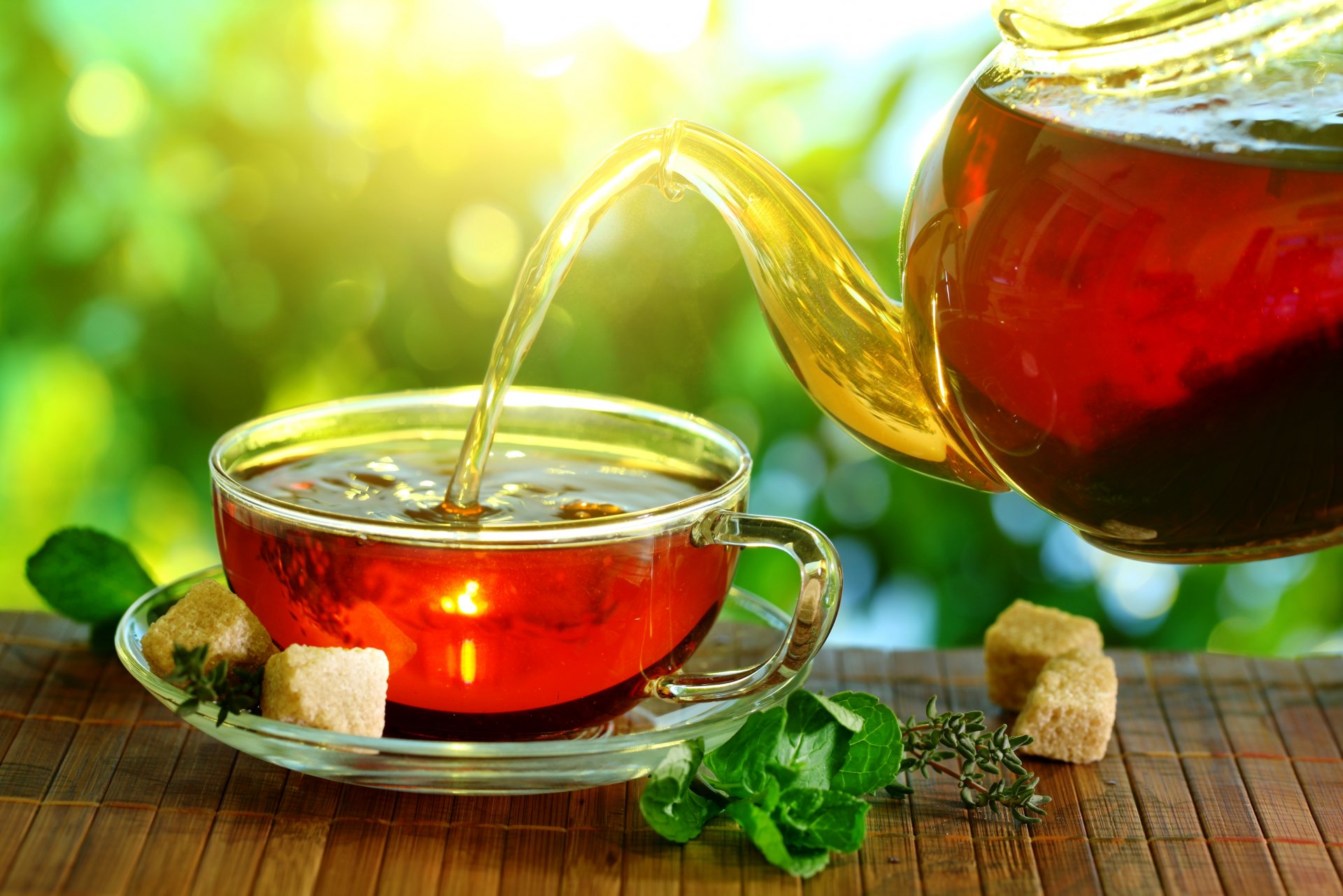 té azúcar pedazos menta tetera infusor estera escritorio luz sol