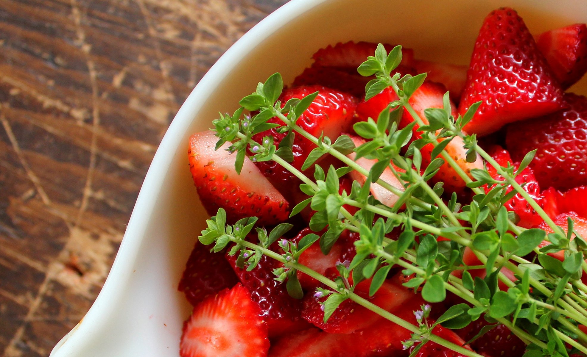 trawberry berry segments bowl saucer grass branche