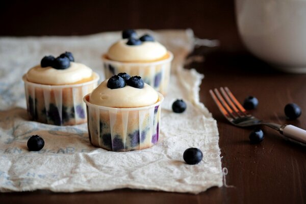 Muffins in einer Form mit Blaubeeren