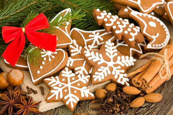Biscotti di Natale con glassa sotto l albero di Natale
