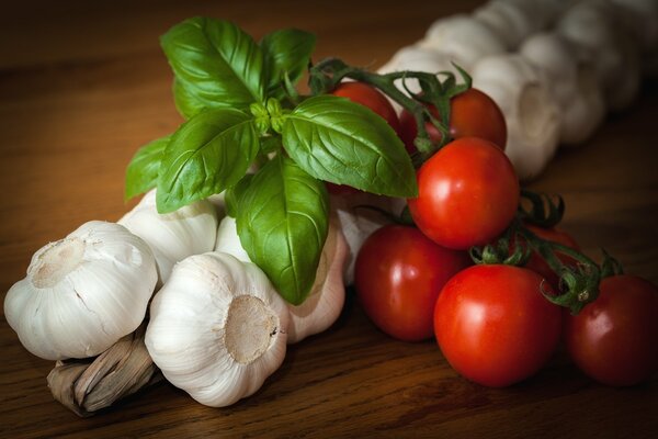 Bouquet di pomodoro all aglio con foglie di lattuga