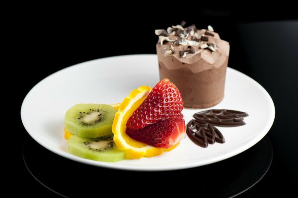 Dessert sur une assiette de crème glacée et de fruits